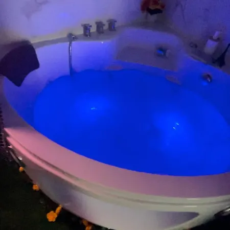 In Bb - Jacuzzi 9 باريس