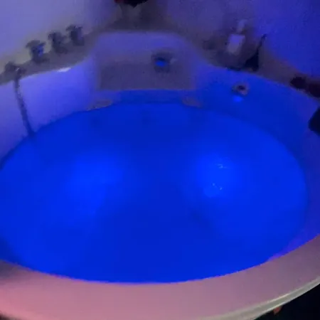 In Bb - Jacuzzi 9 * باريس