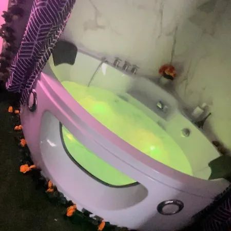 In Bb - Jacuzzi 9 باريس
